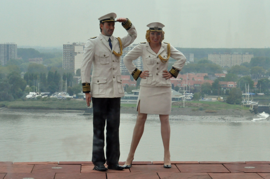 Groetend Admiraal Koppel na budynku MAS