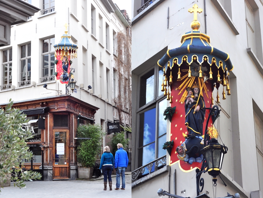 Figura Matki Bożej na rogu Oude Koornmarkt i Pelgrimsstraat w Antwerpii