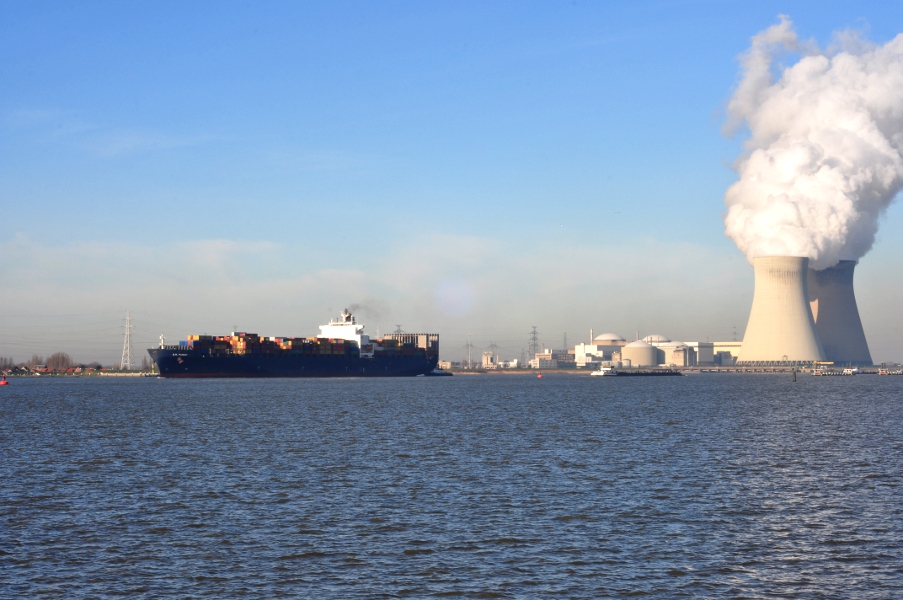 Schelde - widok na elektrownię atomową w Doel