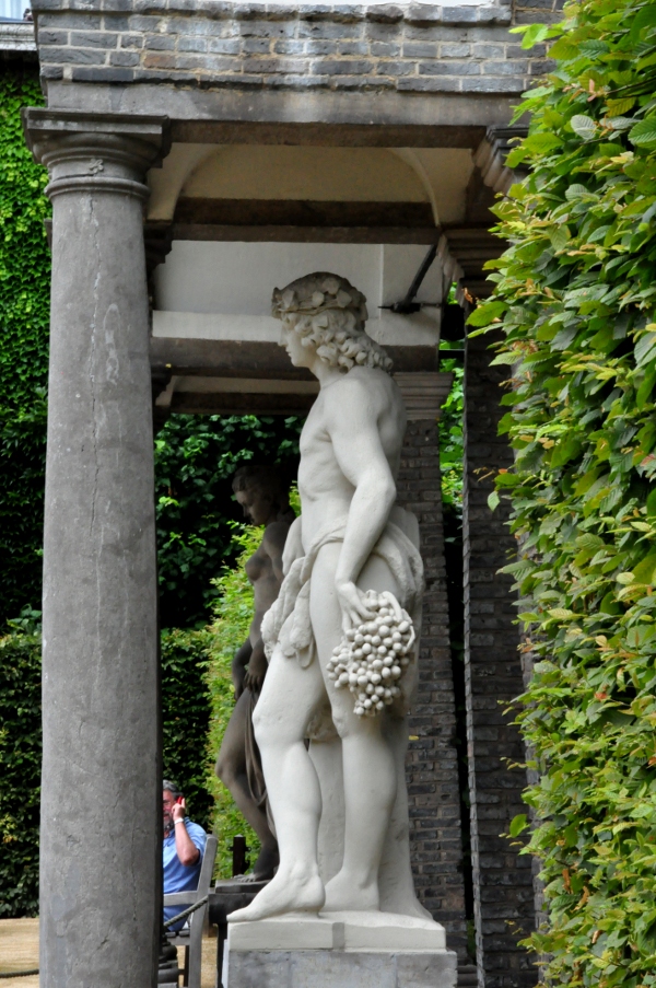 Rubenshuis - ogród: rzeźby w stylu antycznym