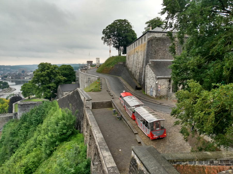 Catadela w Namur - Wycieczkowy autobus 