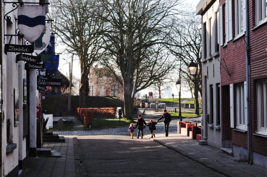 Spacer po Lillo - po lewej Poldermuseum