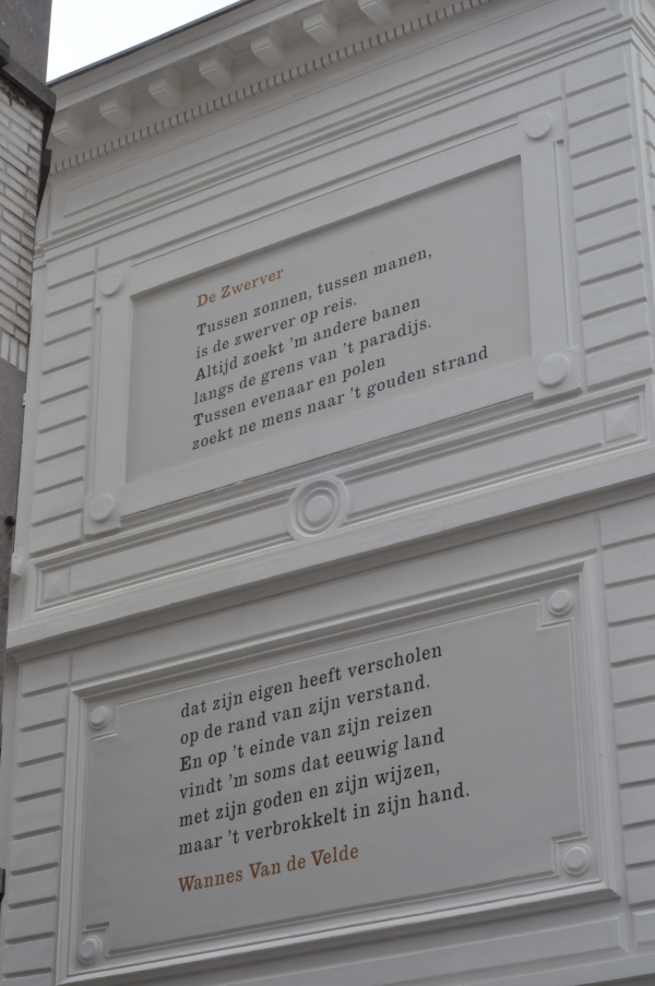 De Zwerver, Wannes Van De Welde - wiersz na budynku w Antwerpii