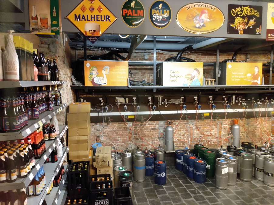 Bier Central Antwerpen - piwnica z piwami