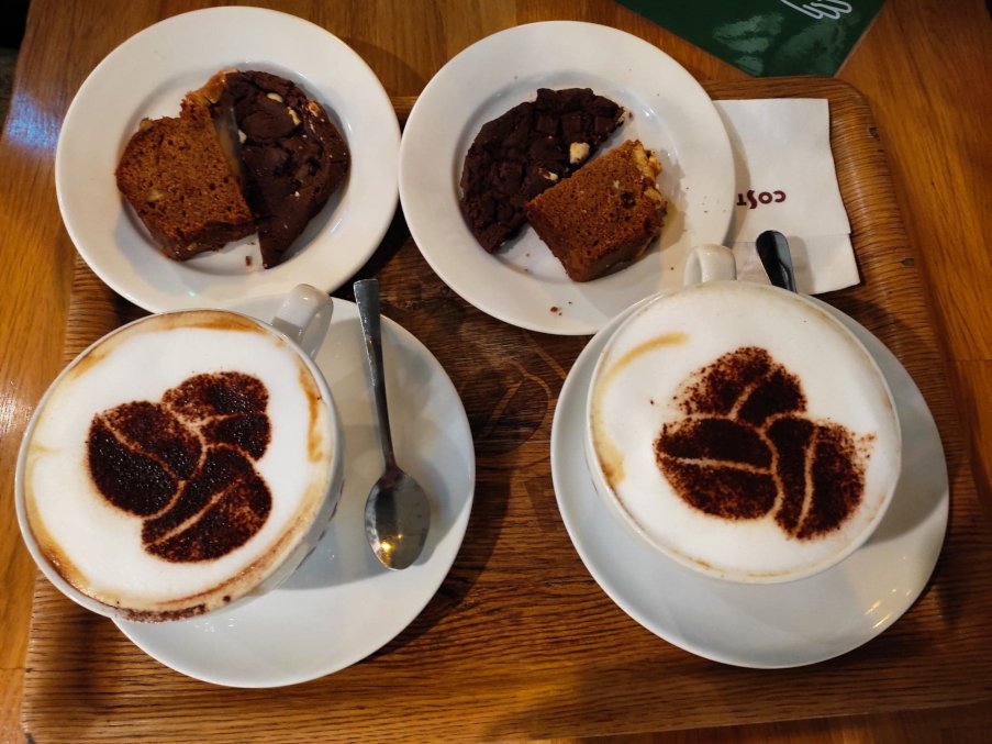 Costa Coffee - cappuccino i ciastko