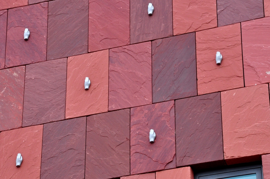 MAS - antwerpskie rączki na ścianie budynku