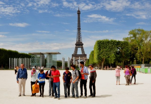 Pakistański młodzieżowy klub tenisowy na wycieczce w Paryżu