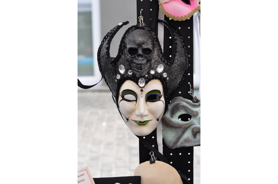 Na zdjęciu maska na stoisku na pchlim targu w Antwerpii