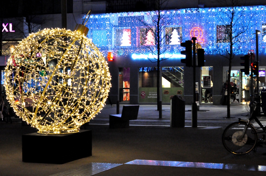 Ulica De Keyserlei w Antwerpii podczas okresu świąt Bożego Narodzenia i Nowego Roku