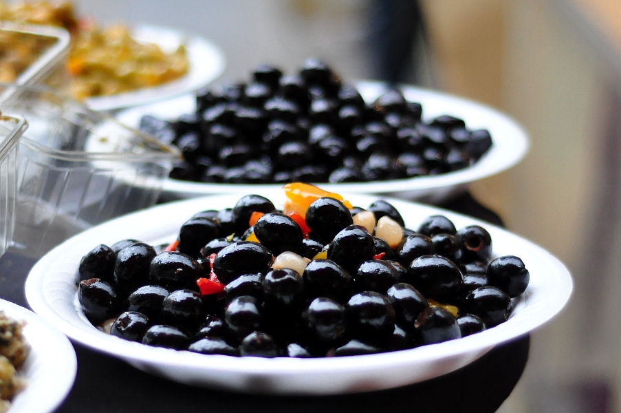 Czarne oliwki z Maroka - Targ na Theaterplein w Antwerpii