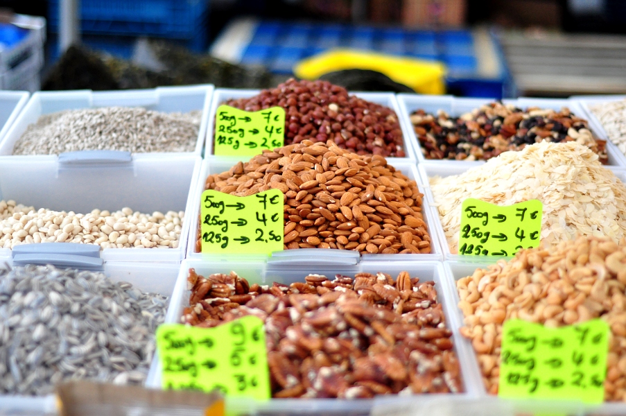 Egzotyczne orzeszki, migdały, - Targ na Theaterplein w Antwerpii