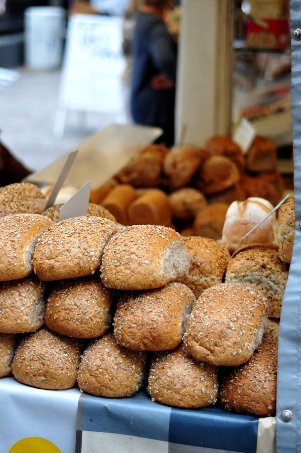Soisko z pieczywem - Targ na Theaterplein w Antwerpii