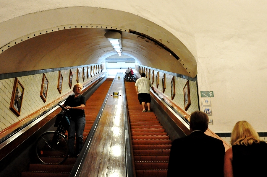 Do Tunelu Św. Anny prowadzą drewniane schody ruchome