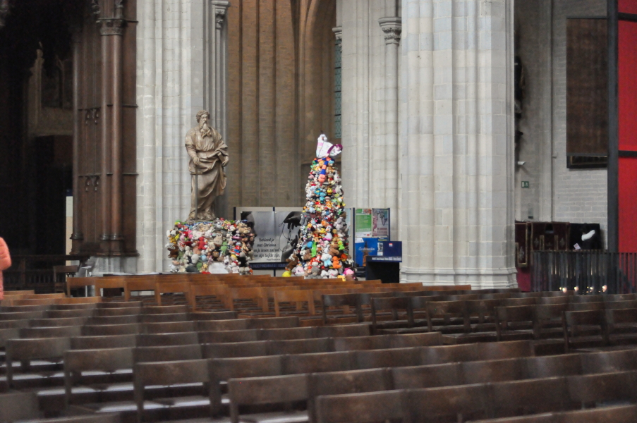 Choinka z maskotek w antwerpskiej katedrze
