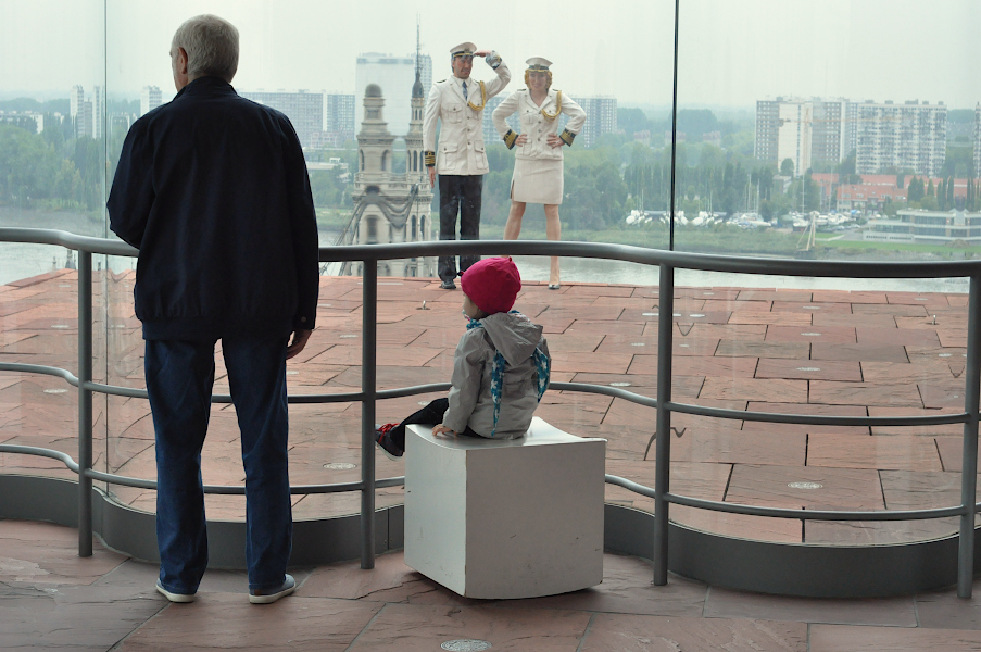 Groetend Admiraal Koppel na budynku MAS